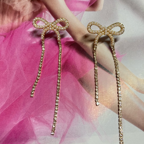 🌟 Gold Tone Pearl Rhinestone Bowknot Earrings - Picture 4 of 5